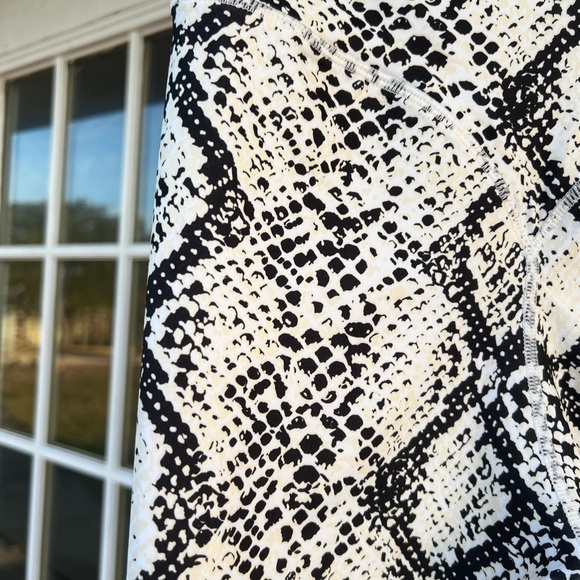 Balance Athletica the Rider Shorts - Python - Picture 11 of 12